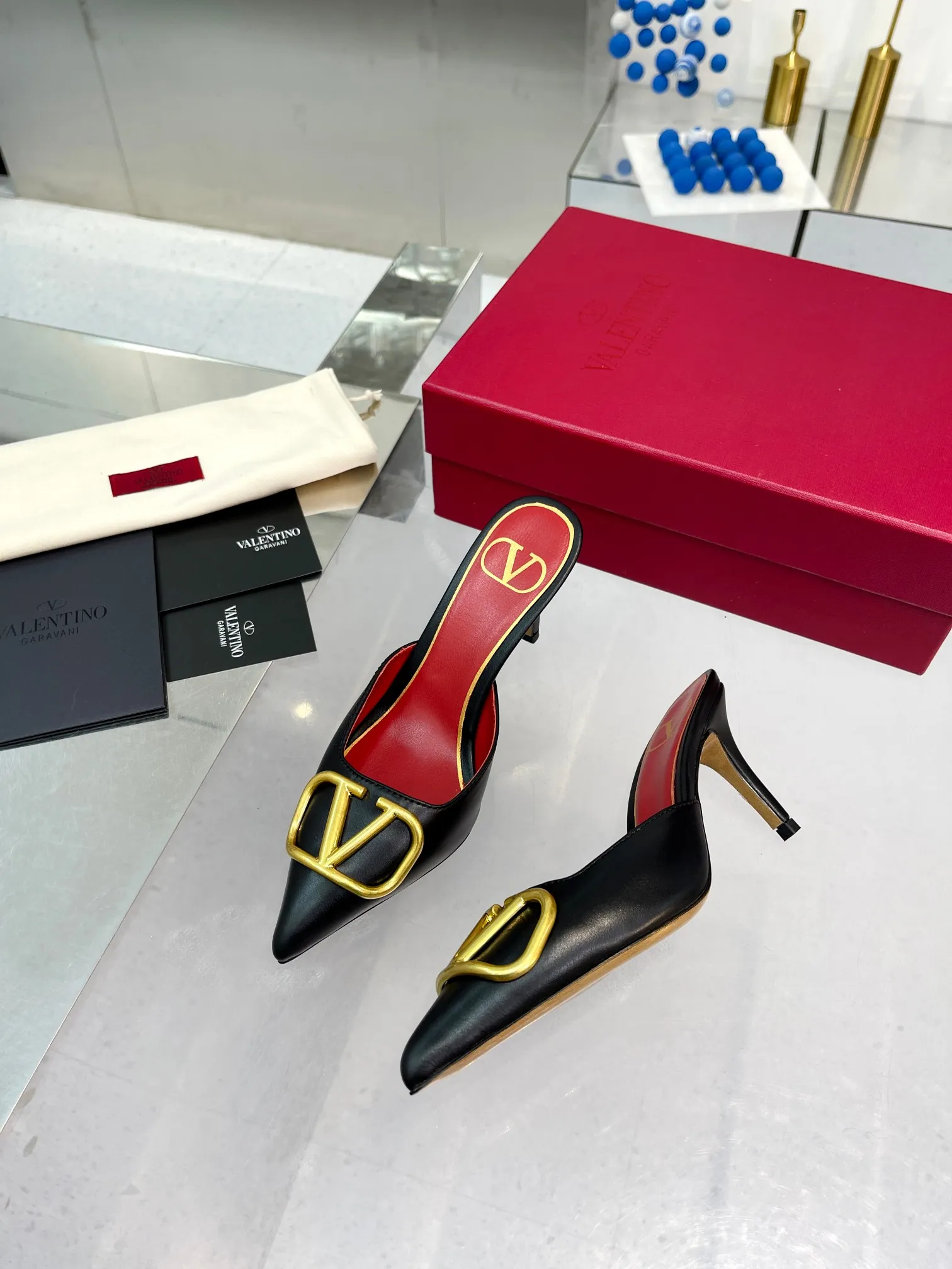 👟👟Ex-factory price 500👟👟 Valentino brand new cowhide half-drag version V-buckle classic sandals, brand new original upgrade, super comfortable on the feet, 😍 easy to put on and take off, super considerate! ✔️Imported cowhide for the uppers ✔️Mixed sheepskin for the inner lining ✔️Italian yellow cowhide outsole with clear texture and consistent with the counter ✔️Code number 35-40 (34 41 42 can be customized and non-returnable) Heel height 7.5